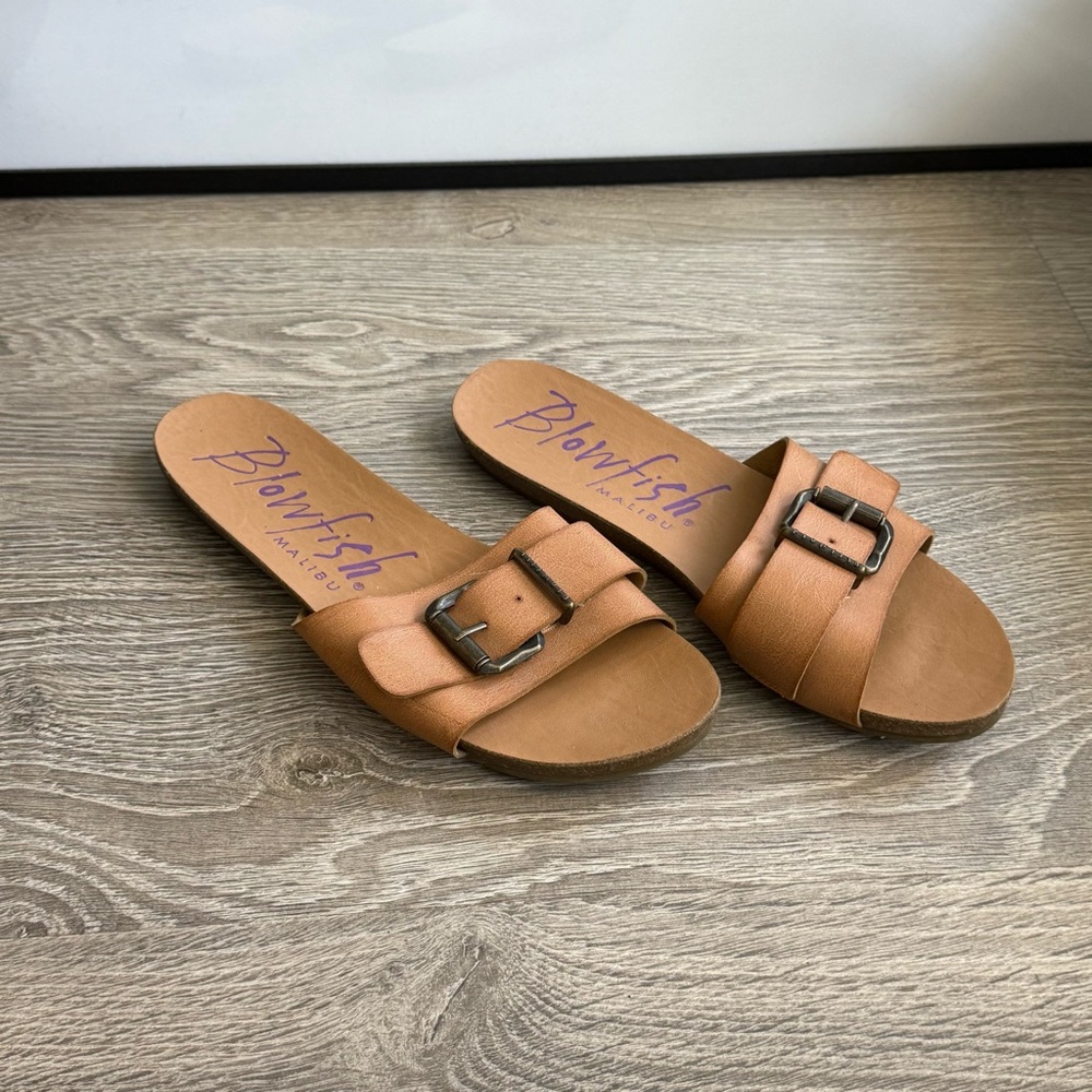 [PZ048] BLOWFISH BUCKLE SLIDES IN COGNAC BROWN